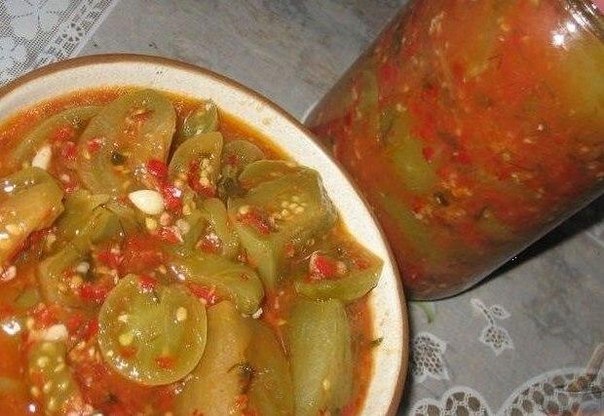 Зеленые помидоры в аджике