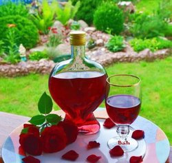 Розовый ликер